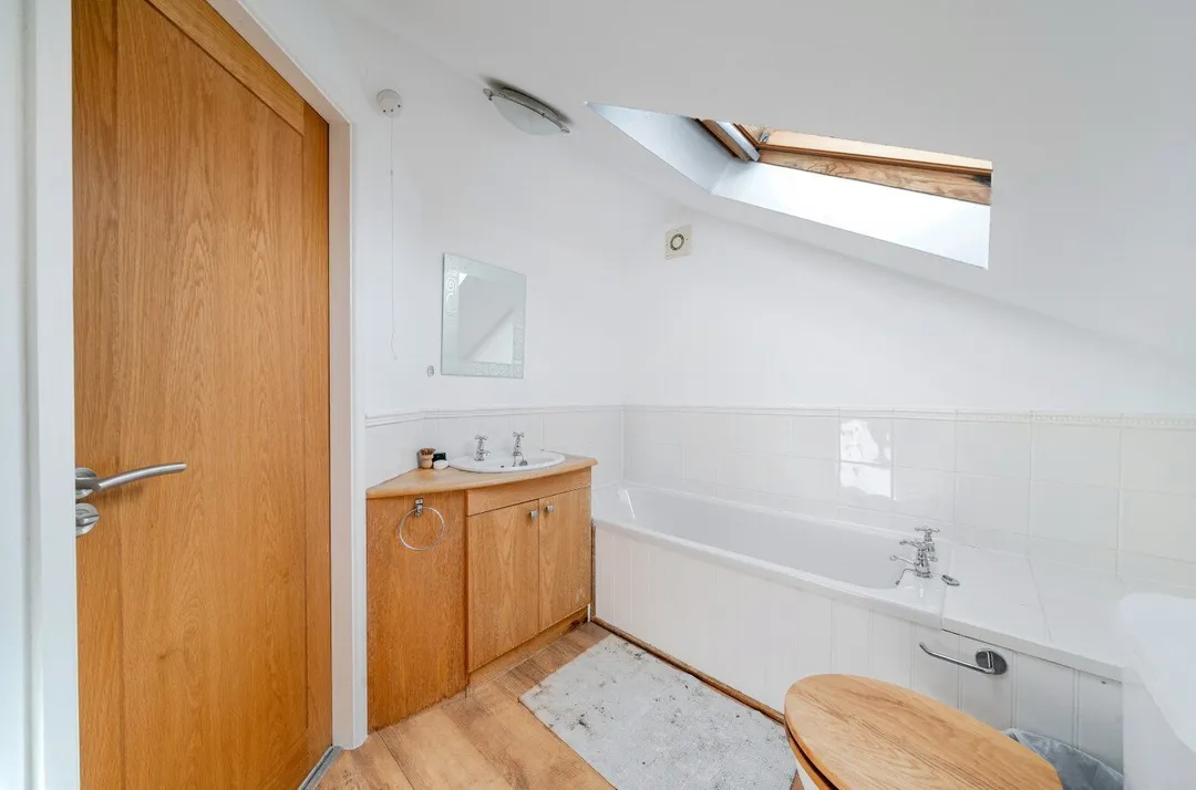 https://mr0.homeflow-assets.co.uk/files/photo/image/48045/0006/_x_/TOP260168_14.jpg