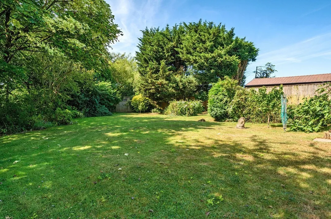 https://mr0.homeflow-assets.co.uk/files/photo/image/48045/0014/_x_/TOP260168_22.jpg