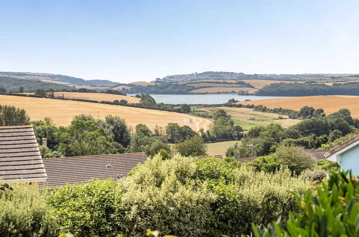 Compton Road, West Charleton