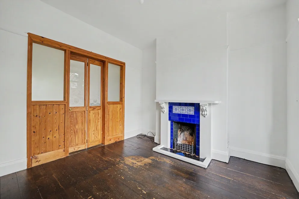 Property carousel item 6