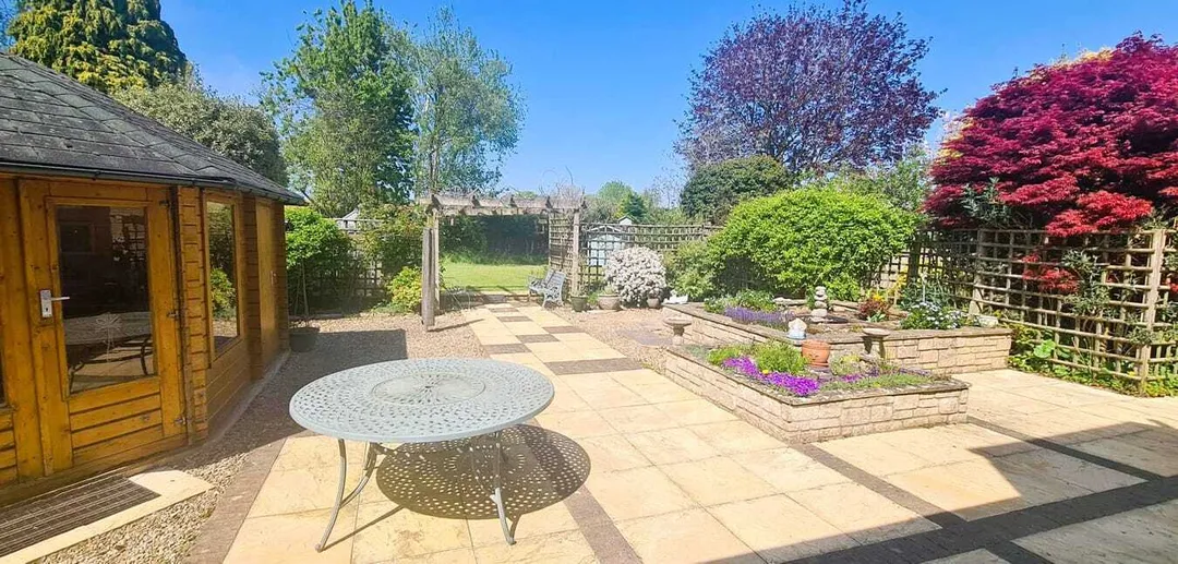 https://mr0.homeflow-assets.co.uk/files/photo/image/48049/1110/_x_/55691597.jpg