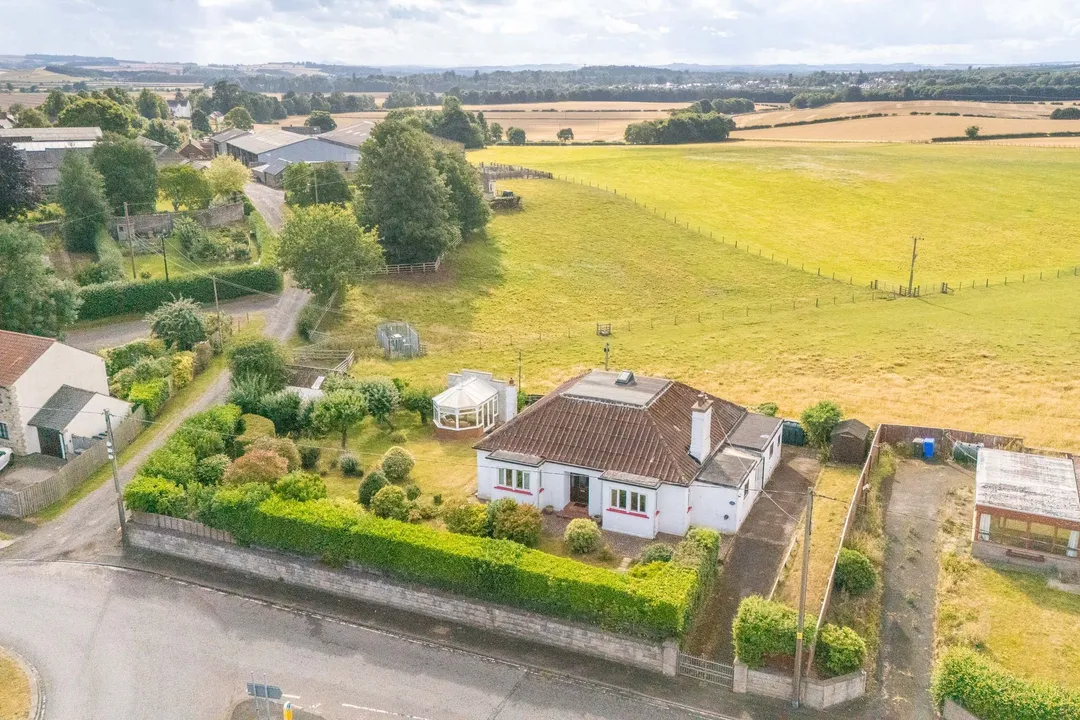 https://mr0.homeflow-assets.co.uk/files/photo/image/48050/6836/_x_/DJI_20260731171944_0032_D-17.jpg
