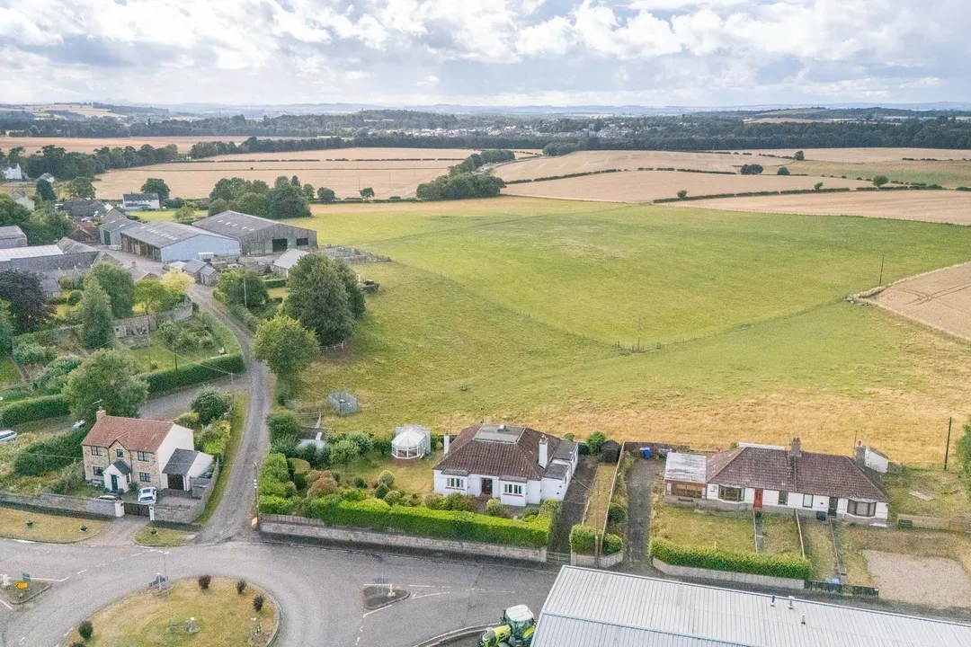 https://mr0.homeflow-assets.co.uk/files/photo/image/48050/6870/_x_/DJI_20260731171445_0018_D-6.jpg