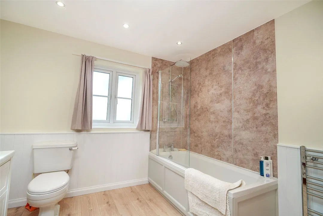https://mr0.homeflow-assets.co.uk/files/photo/image/48050/7361/_x_/PAT250362_14.jpg
