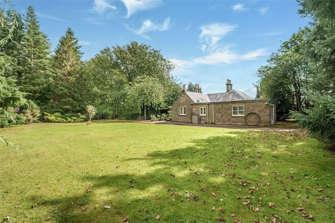 https://mr0.homeflow-assets.co.uk/files/photo/image/48050/7365/_x_/PAT250362_21.jpg