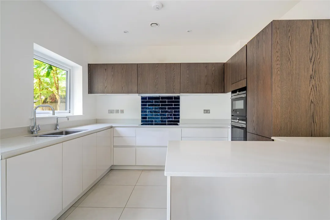 https://mr0.homeflow-assets.co.uk/files/photo/image/48050/8094/_x_/NEW260184_05.jpg