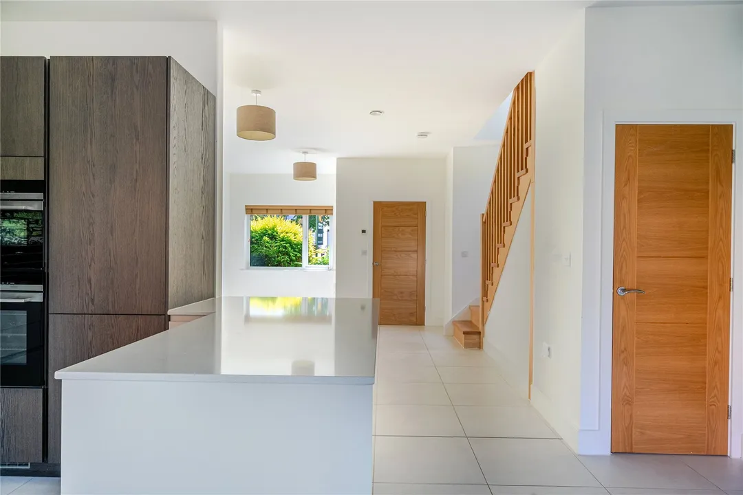 https://mr0.homeflow-assets.co.uk/files/photo/image/48050/8098/_x_/NEW260184_04.jpg