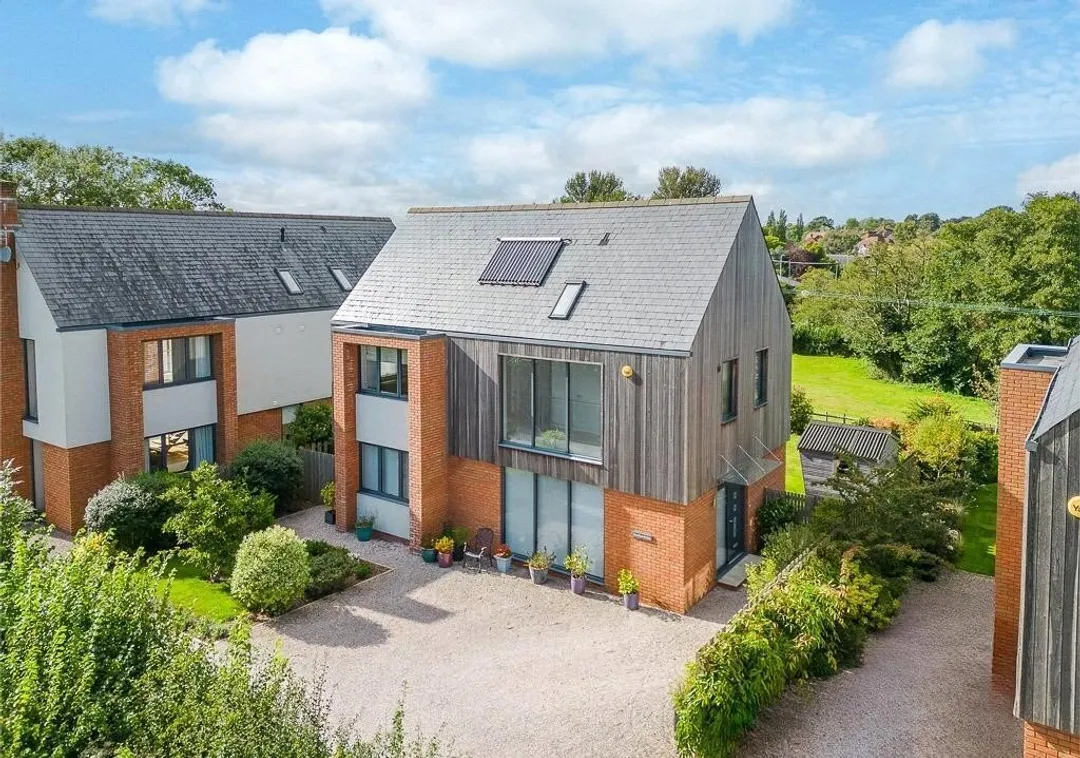 https://mr0.homeflow-assets.co.uk/files/photo/image/48051/6179/_x_/TOP180077_59.jpg
