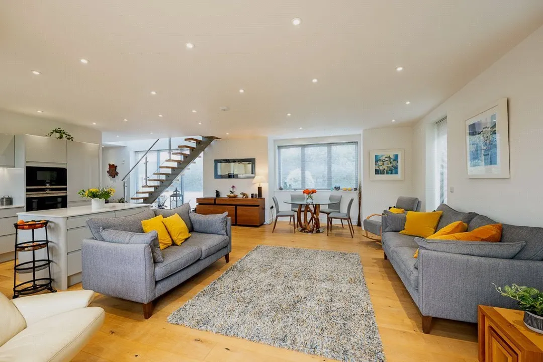 https://mr0.homeflow-assets.co.uk/files/photo/image/48051/6185/_x_/TOP180077_54.jpg