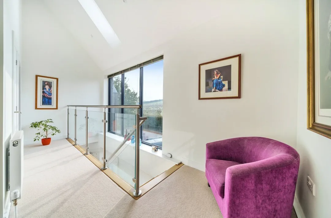 https://mr0.homeflow-assets.co.uk/files/photo/image/48051/6221/_x_/TOP180077_38.jpg