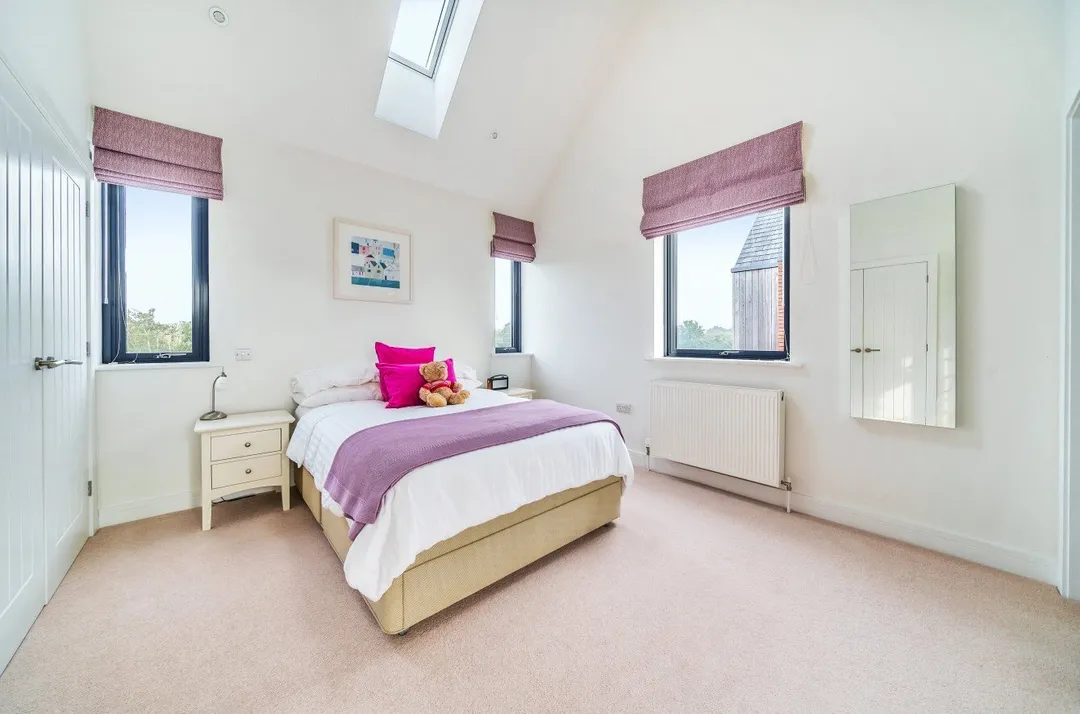 https://mr0.homeflow-assets.co.uk/files/photo/image/48051/6224/_x_/TOP180077_27.jpg