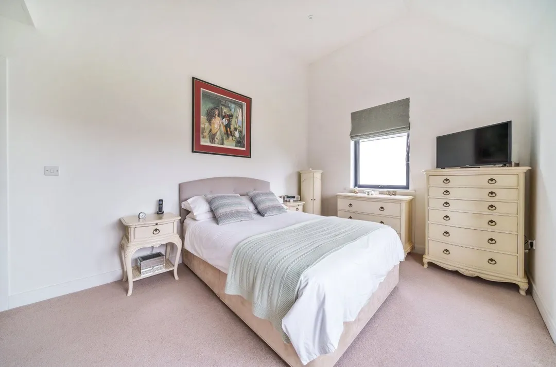 https://mr0.homeflow-assets.co.uk/files/photo/image/48051/6230/_x_/TOP180077_28.jpg