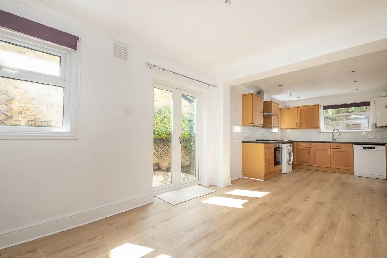 Caversham Road Kingston upon Thames KT1 photo 1