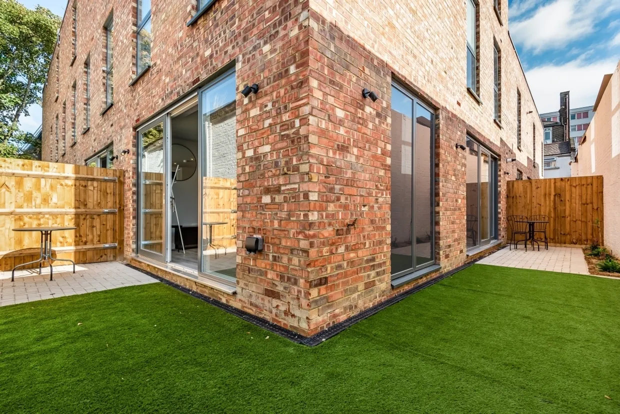 Wells Walk, E7 photo 4