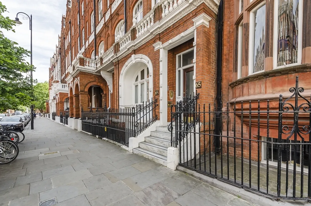 Pont Street Knightsbridge SW1X photo 9