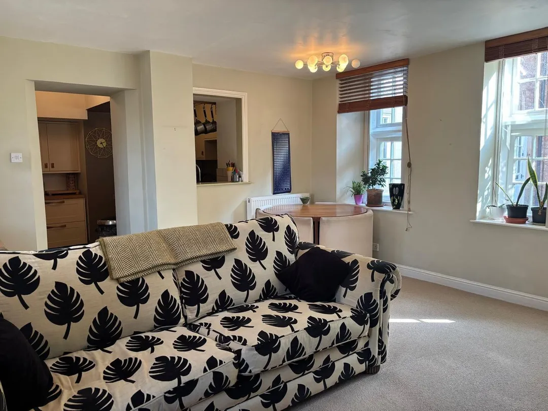 https://mr0.homeflow-assets.co.uk/files/photo/image/48054/7424/_x_/48355239.jpg