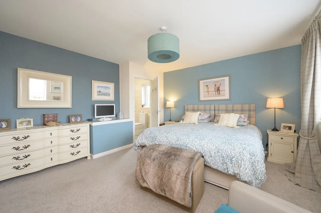 https://mr0.homeflow-assets.co.uk/files/photo/image/48059/6425/_x_/MeadowGrange25-45.jpg