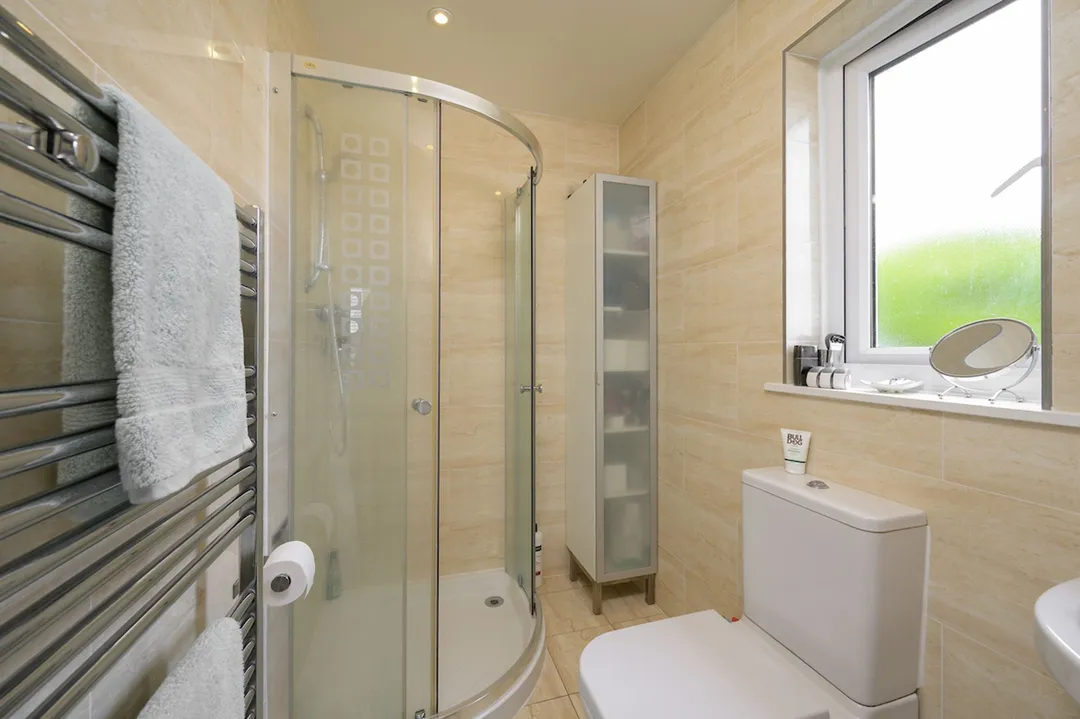 https://mr0.homeflow-assets.co.uk/files/photo/image/48059/6428/_x_/MeadowGrange25-50.jpg