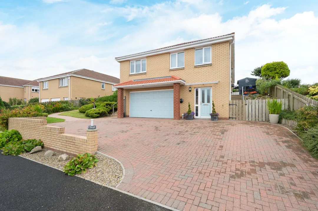 https://mr0.homeflow-assets.co.uk/files/photo/image/48059/6429/_x_/MeadowGrange25-5.jpg