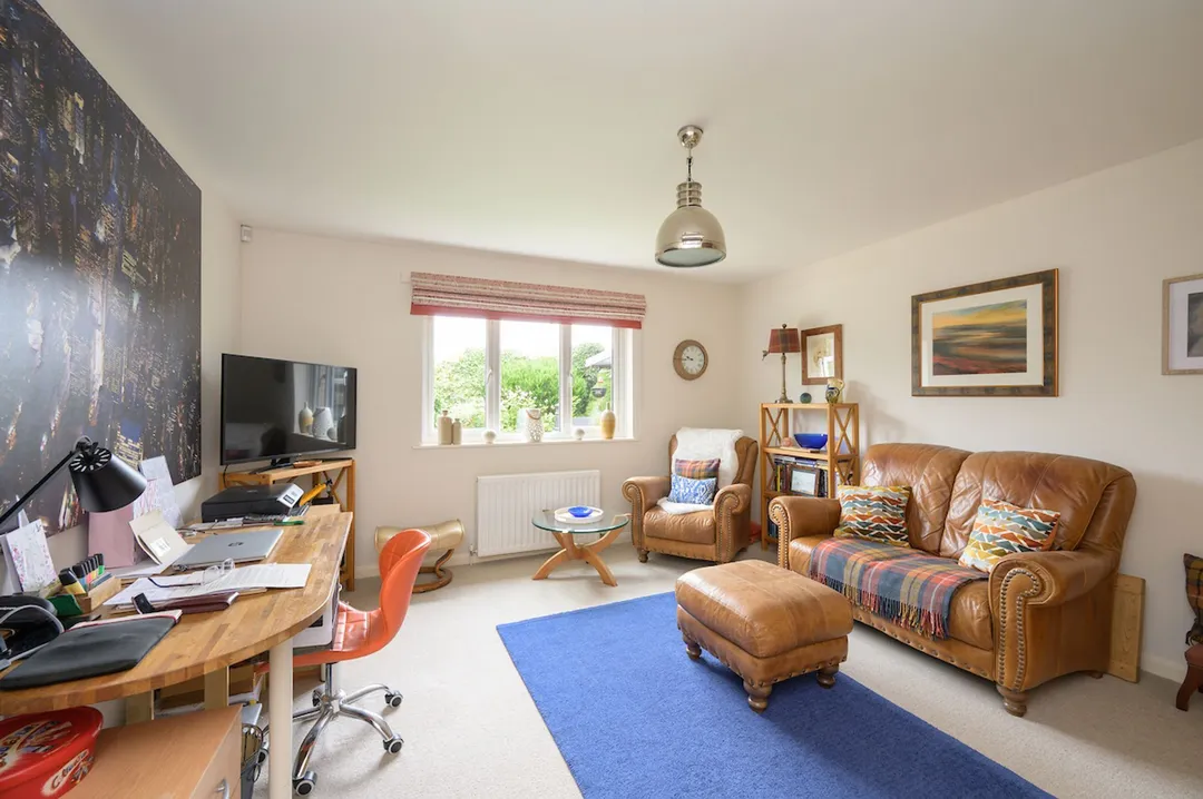 https://mr0.homeflow-assets.co.uk/files/photo/image/48059/6438/_x_/MeadowGrange25-34.jpg