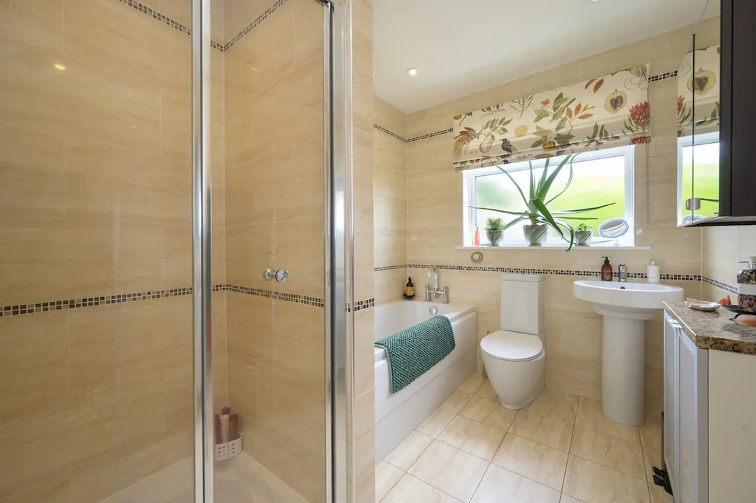 https://mr0.homeflow-assets.co.uk/files/photo/image/48059/6441/_x_/MeadowGrange25-65.jpg