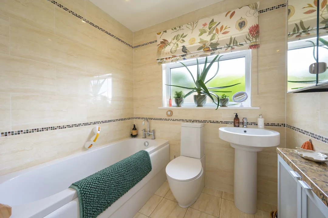 https://mr0.homeflow-assets.co.uk/files/photo/image/48059/6445/_x_/MeadowGrange25-67.jpg