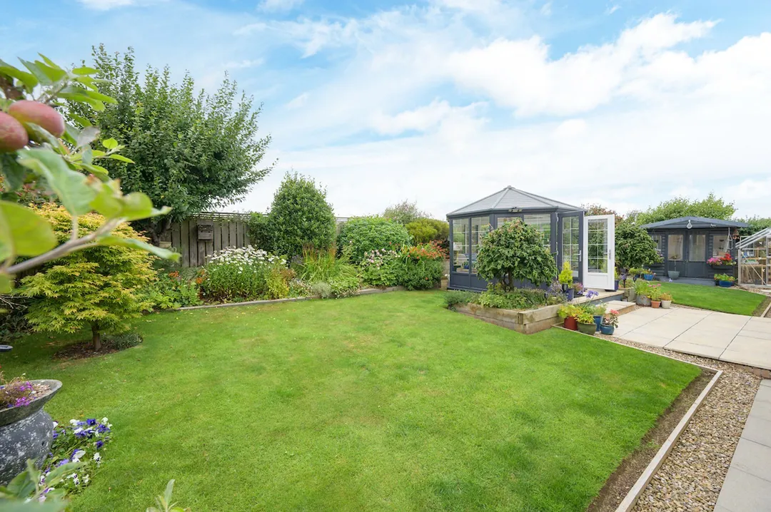 https://mr0.homeflow-assets.co.uk/files/photo/image/48059/6462/_x_/MeadowGrange25-93.jpg