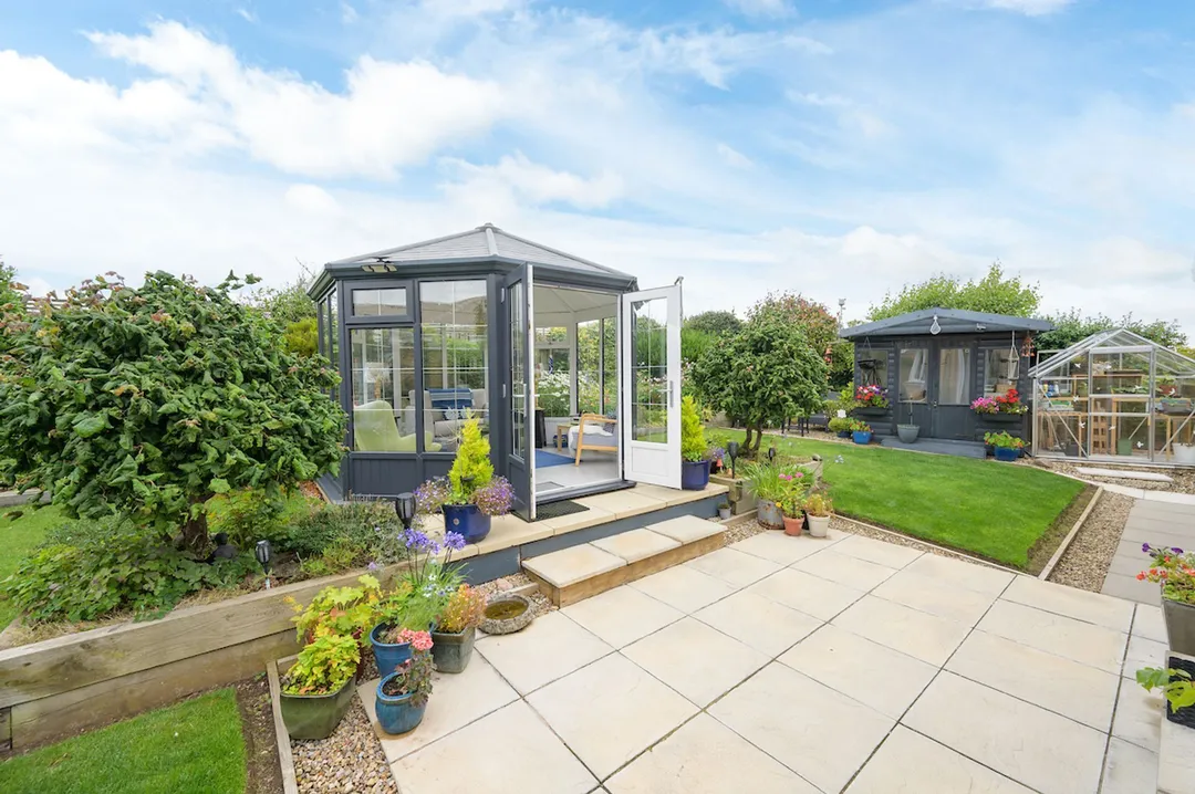https://mr0.homeflow-assets.co.uk/files/photo/image/48059/6467/_x_/MeadowGrange25-92.jpg