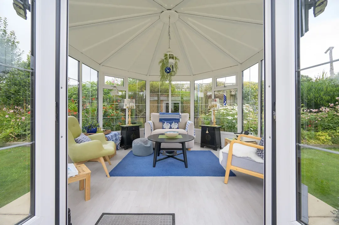 https://mr0.homeflow-assets.co.uk/files/photo/image/48059/6472/_x_/MeadowGrange25-89.jpg