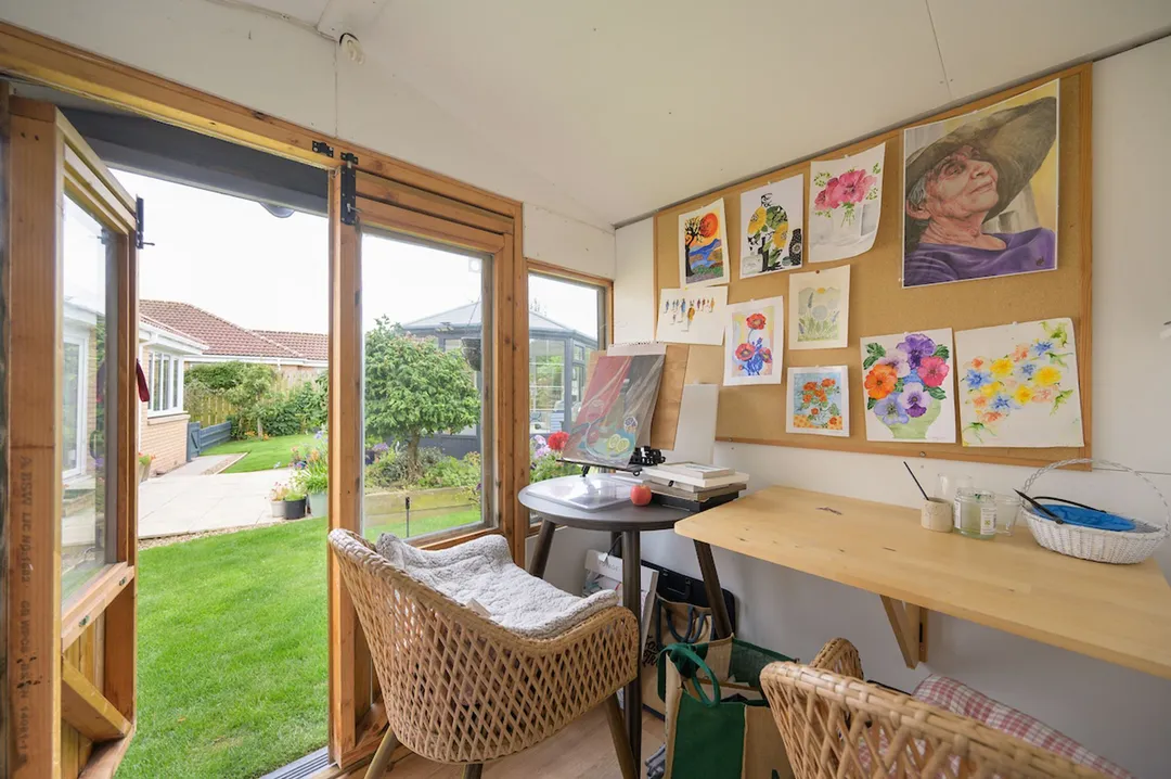 https://mr0.homeflow-assets.co.uk/files/photo/image/48059/6492/_x_/MeadowGrange25-98.jpg
