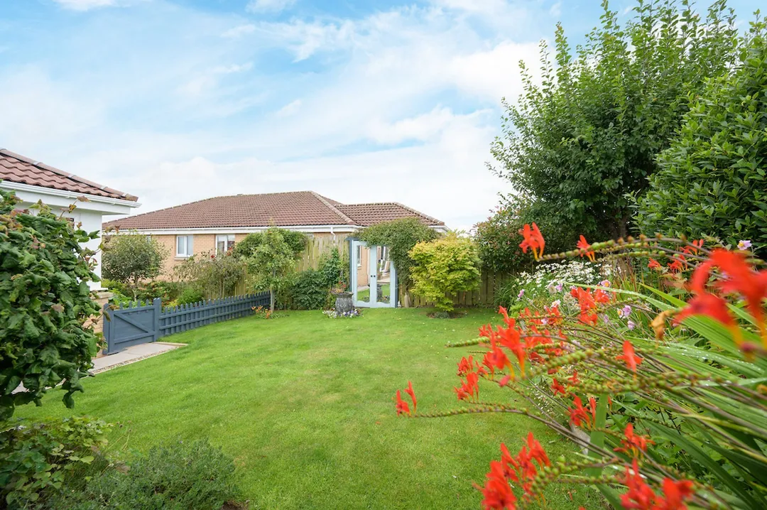 https://mr0.homeflow-assets.co.uk/files/photo/image/48059/6511/_x_/MeadowGrange25-100.jpg