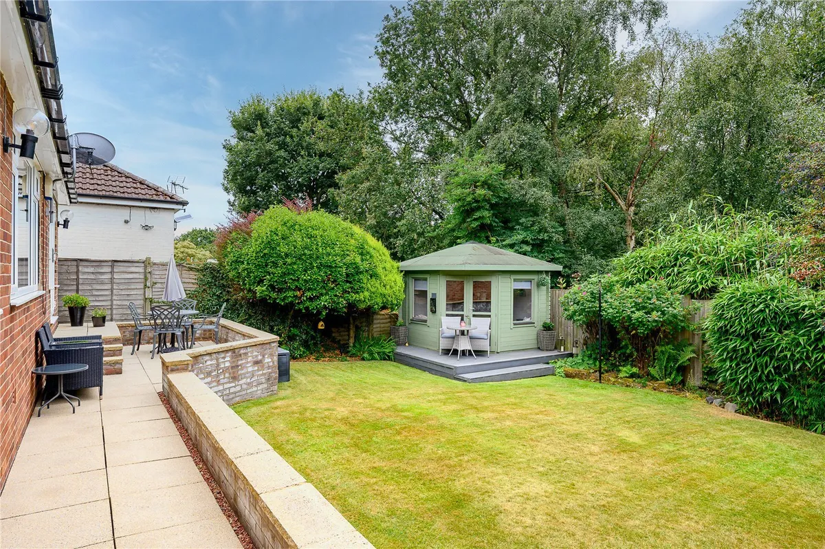 Buckstone Avenue, Alwoodley, LS17