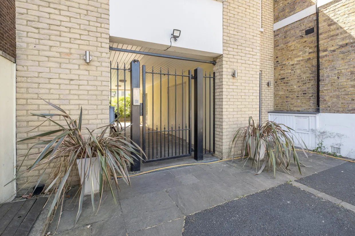 Winchester Walk, London, SW15 photo 11