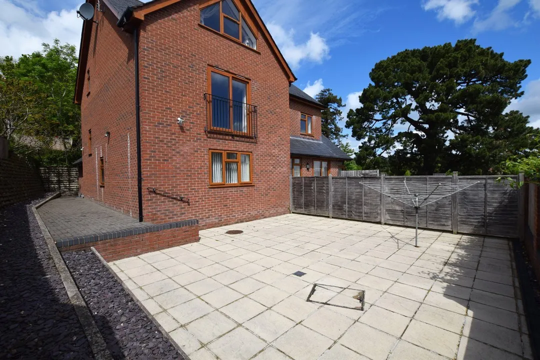 https://mr0.homeflow-assets.co.uk/files/photo/image/48061/0389/_x_/SOU210351_02.jpg