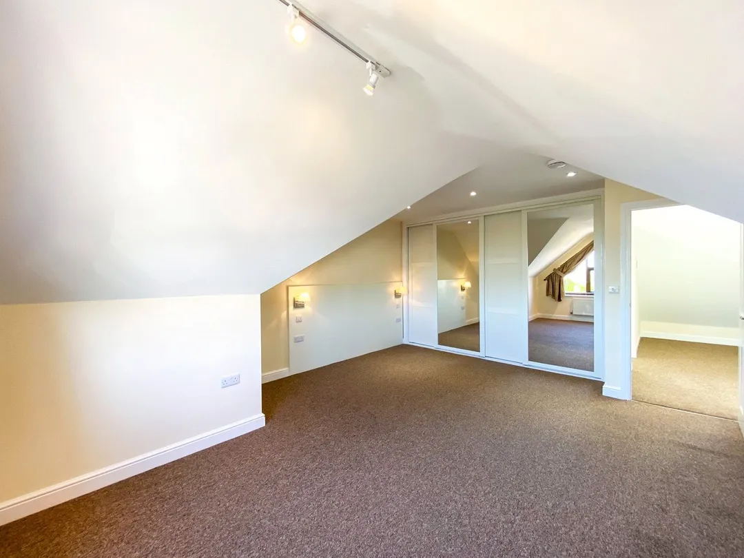 https://mr0.homeflow-assets.co.uk/files/photo/image/48061/0398/_x_/SOU210351_10.jpg