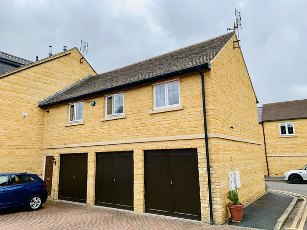 Gordon Close, Broadway