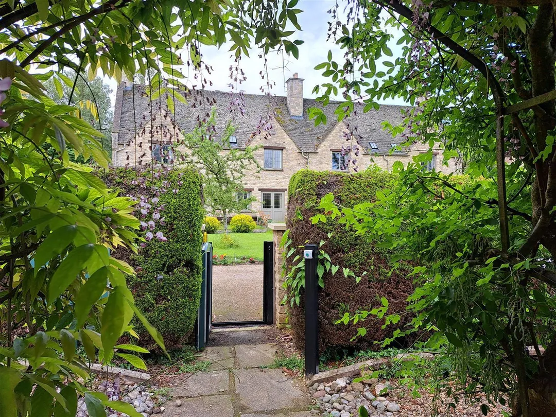 https://mr0.homeflow-assets.co.uk/files/photo/image/48061/1717/_x_/rsq1Kfnt6UaAgxR3ioLHYQ.jpg