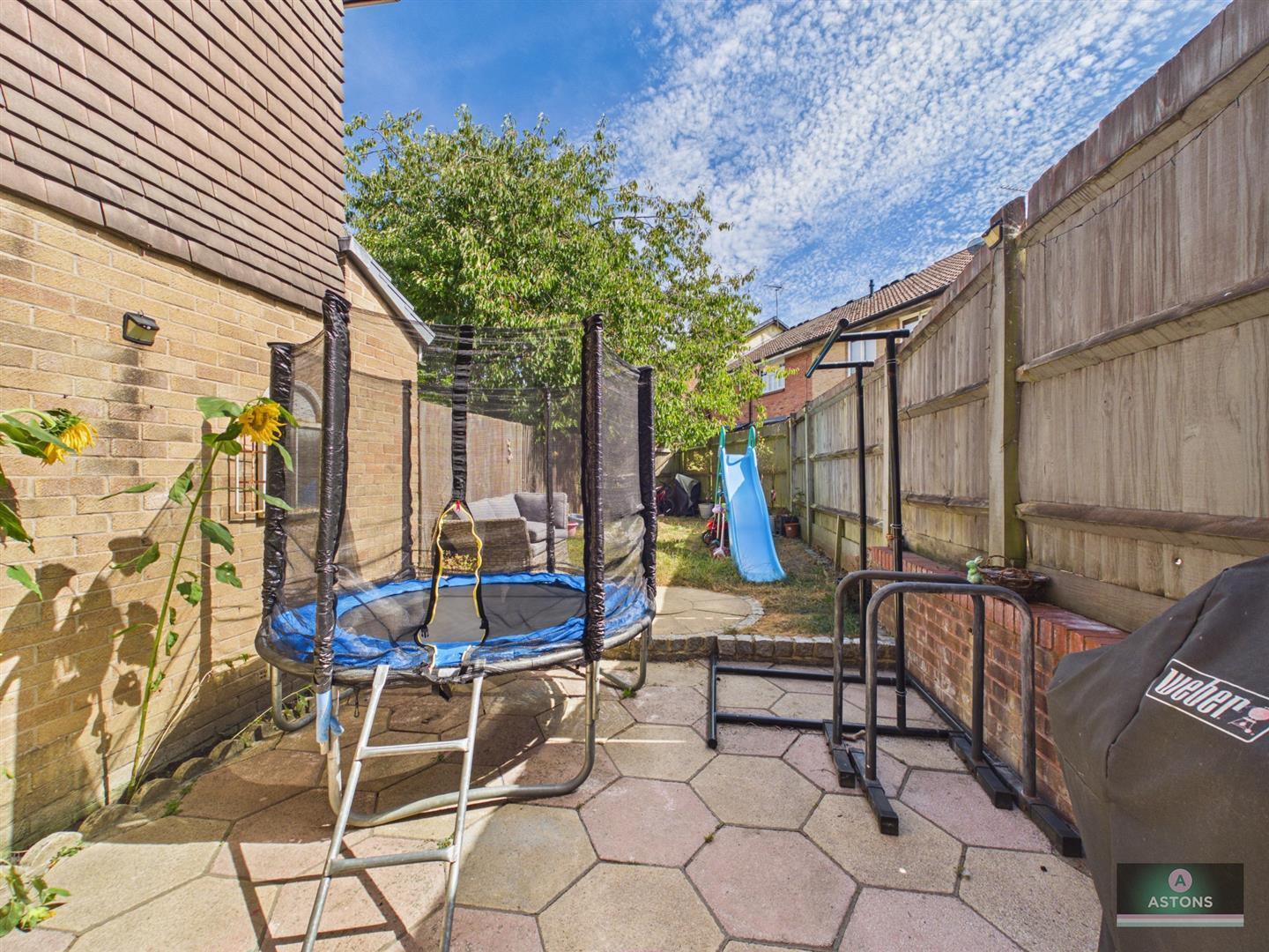 Birkdale Drive, Ifield West Image 3