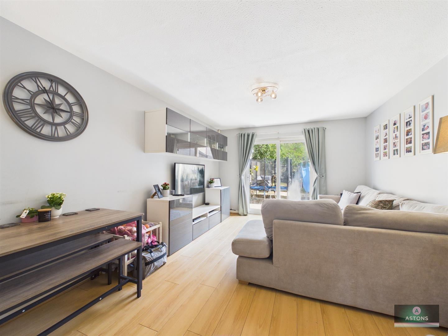 Birkdale Drive, Ifield West Image 5
