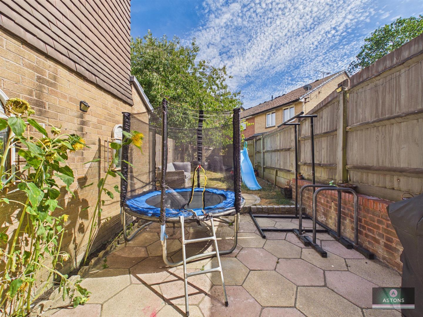 Birkdale Drive, Ifield West Image 10