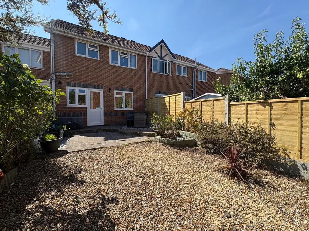 https://mr0.homeflow-assets.co.uk/files/photo/image/48064/7296/_x_/58817925.jpg
