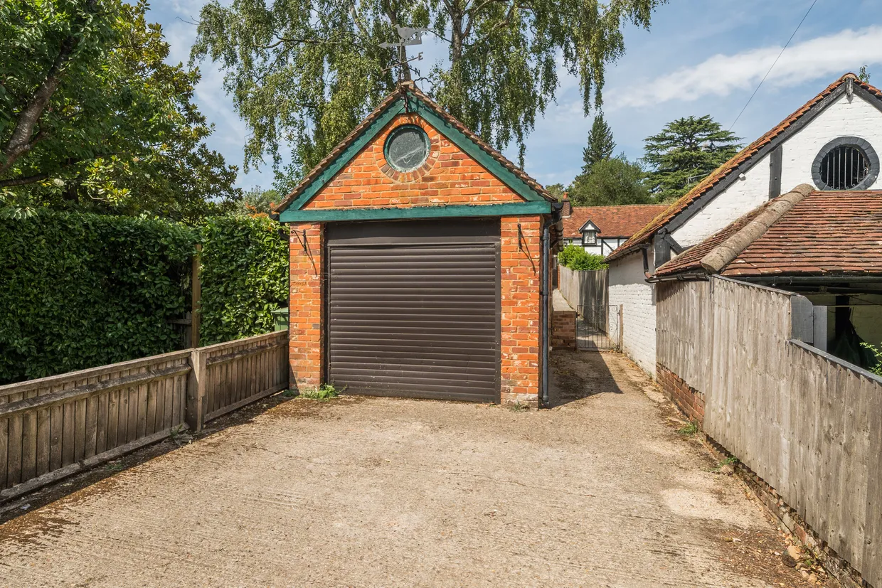 Kings Lane, Cookham Dean, Maidenhead, SL6 photo 15