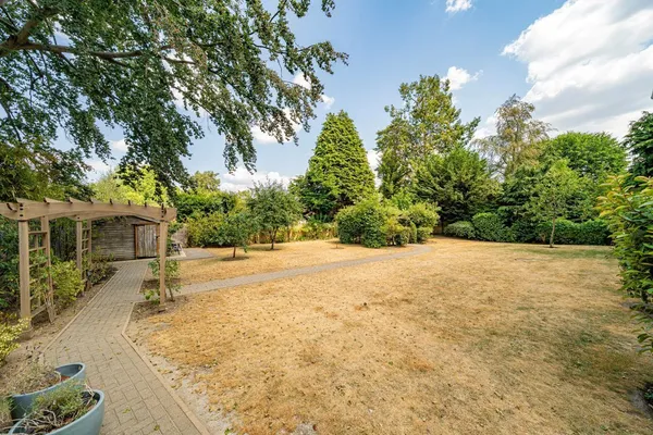 Sheerwater Road, Addlestone, KT15 photo 7