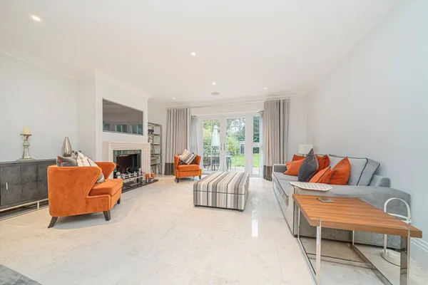Old Avenue, Weybridge, KT13 photo 2