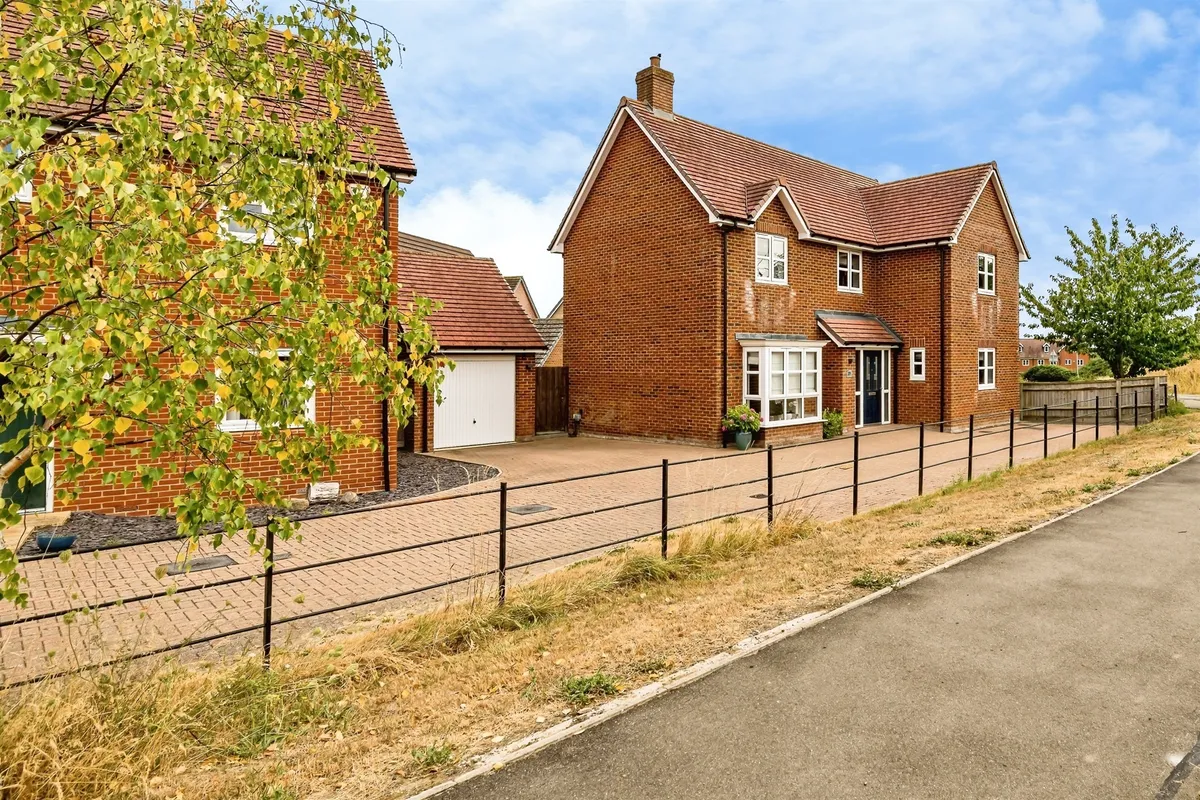Newton Avenue, Berryfields, Aylesbury
