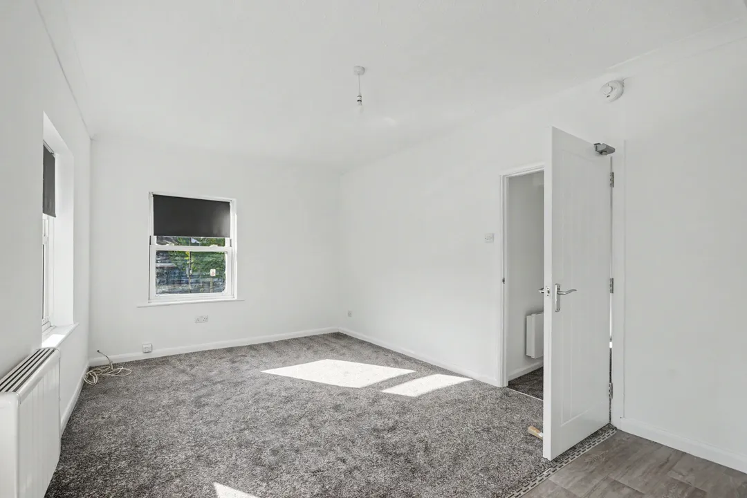 https://mr0.homeflow-assets.co.uk/files/photo/image/48067/0286/_x_/24017_EA_RL_4135402_IMG_0.jpg