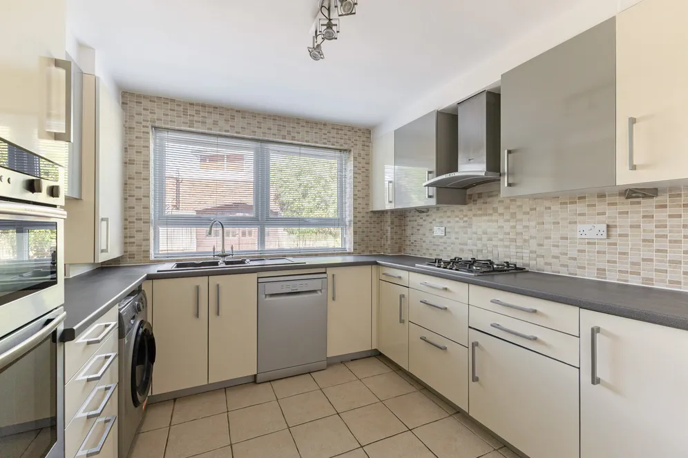 Gleneagles, Stanmore, HA7 photo 2