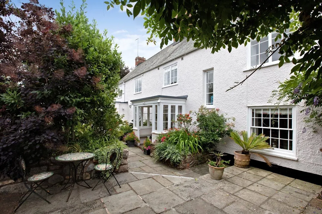https://mr0.homeflow-assets.co.uk/files/photo/image/48072/1124/_x_/TOP260098_31.jpg