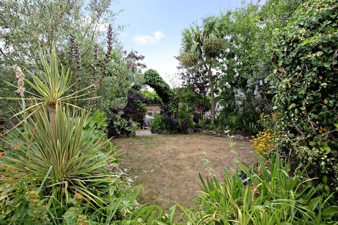 https://mr0.homeflow-assets.co.uk/files/photo/image/48072/1155/_x_/TOP260098_32.jpg