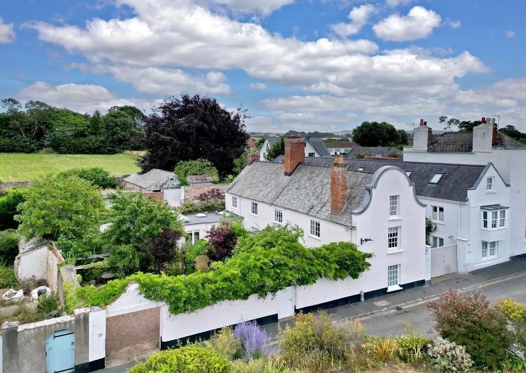 https://mr0.homeflow-assets.co.uk/files/photo/image/48072/1160/_x_/TOP260098_34.jpg